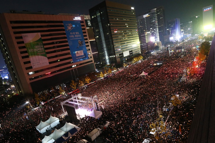 최순실 게이트 파문으로 박근혜 대통령의 하야를 촉구하는 시민들의 목소리가 커지고 있는 가운데 수많은 시민들이 12일 오후 서울 광화문 세종대로에서 박대통령의 퇴진을 촉구하는 촛불집회를 갖고 있다.