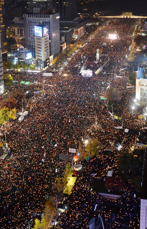 박근혜 대통령 퇴진을 촉구하는 '2016 민중총궐기대회'가 12일 오후 서울 세종대로 일대에서 열린 가운데 수많은 시민들이 촛불을 들고 거리를 가득 메우고 있다.