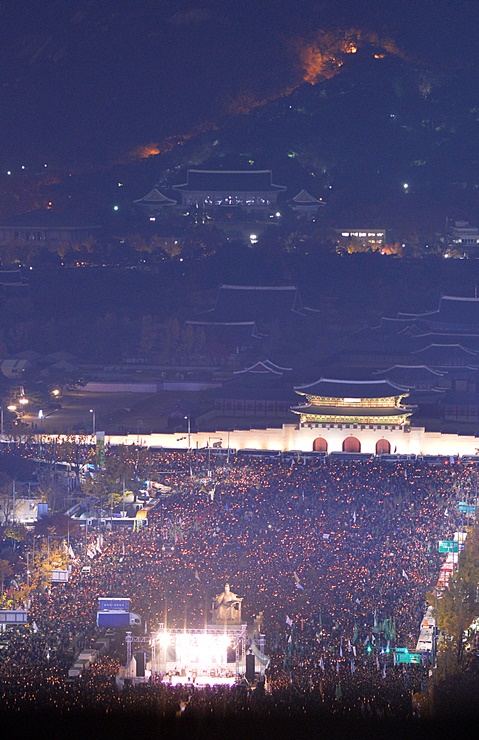 박근혜 대통령 퇴진을 촉구하는 '2016 민중총궐기대회'가 12일 오후 서울 세종대로 일대에서 열린 가운데 수많은 시민들이 촛불을 들고 거리를 가득 메우고 있다.